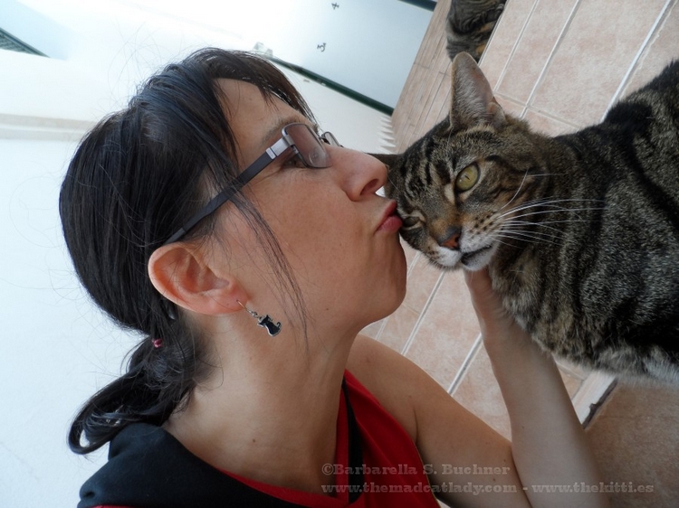 Lugosi gets kissies, whether he likes it or not!